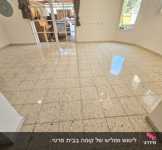 רצפה נקייה ומבריקה בחדר ריק עם חלון גדול